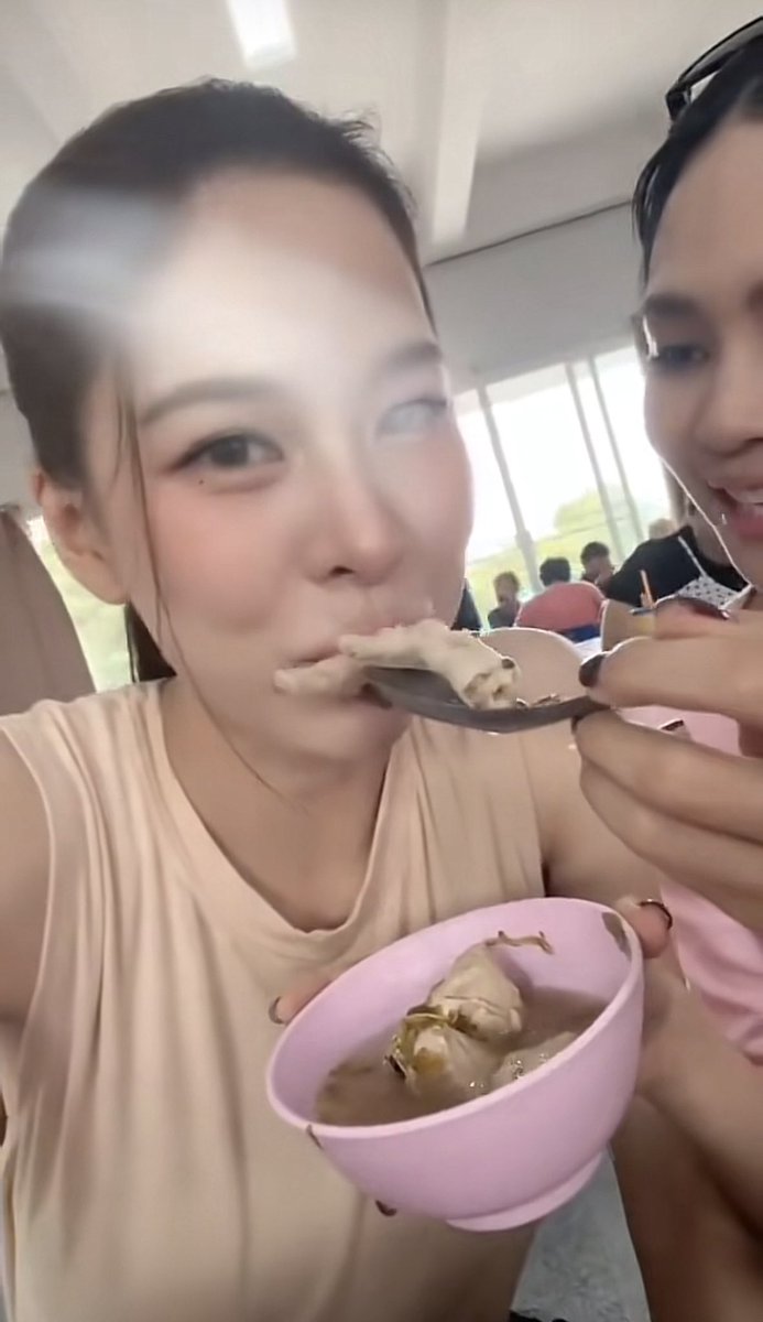 YuuuuToooo412's tweet photo. ตีนไก่อร่อยไหมจ๊ะพ่อ

KHOM KHLANG SPECIAL EP5
#ข่มขลังตอนที่5 https://t.co/Pstsr3slUi
