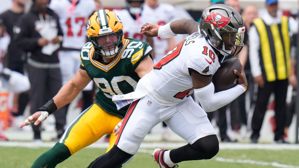 AroundTheNFL's tweet photo. Green Bay blitzed Jalon Daniels on 18 of his 36 dropbacks in win over Buccaneers, its highest blitz rate (50%) in a game since Week 11 of 2022, per @NextGenStats

https://t.co/zKuNvnaqXQ https://t.co/Q6a5wIPg8i