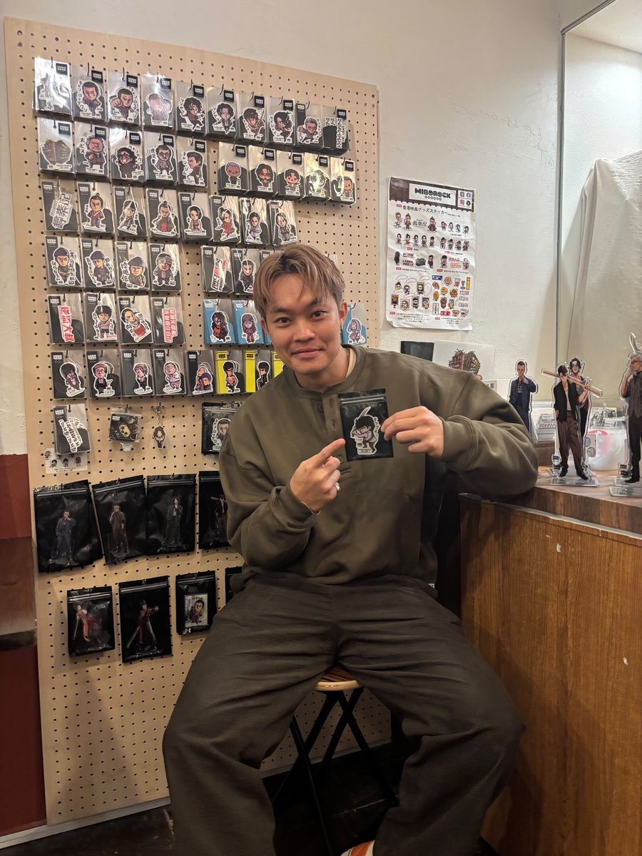 miborock's tweet photo. ご来店ありがとうございます！✨

映画『トワイライト・ウォリアーズ 決戦！九龍城砦』で十二少を演じた胡子彤（トニー・ウー）さんが、中目黒の当店にご来店くださいました！

ご自身のキャラクターグッズを手に記念の一枚📸
本当に気さくで素敵な方でした！

---
🏮 MIBOROCK 中目黒限定店
📍 東京都目黒区上目黒2-11-1
🕐 平日 14:00〜20:00
🕐 土日 12:00〜18:00
❌ 定休日：火曜日

#九龍城寨之圍城 #トワイライトウォリアーズ #九龍城砦 #十二少 #胡子彤 #TonyWu #中目黒