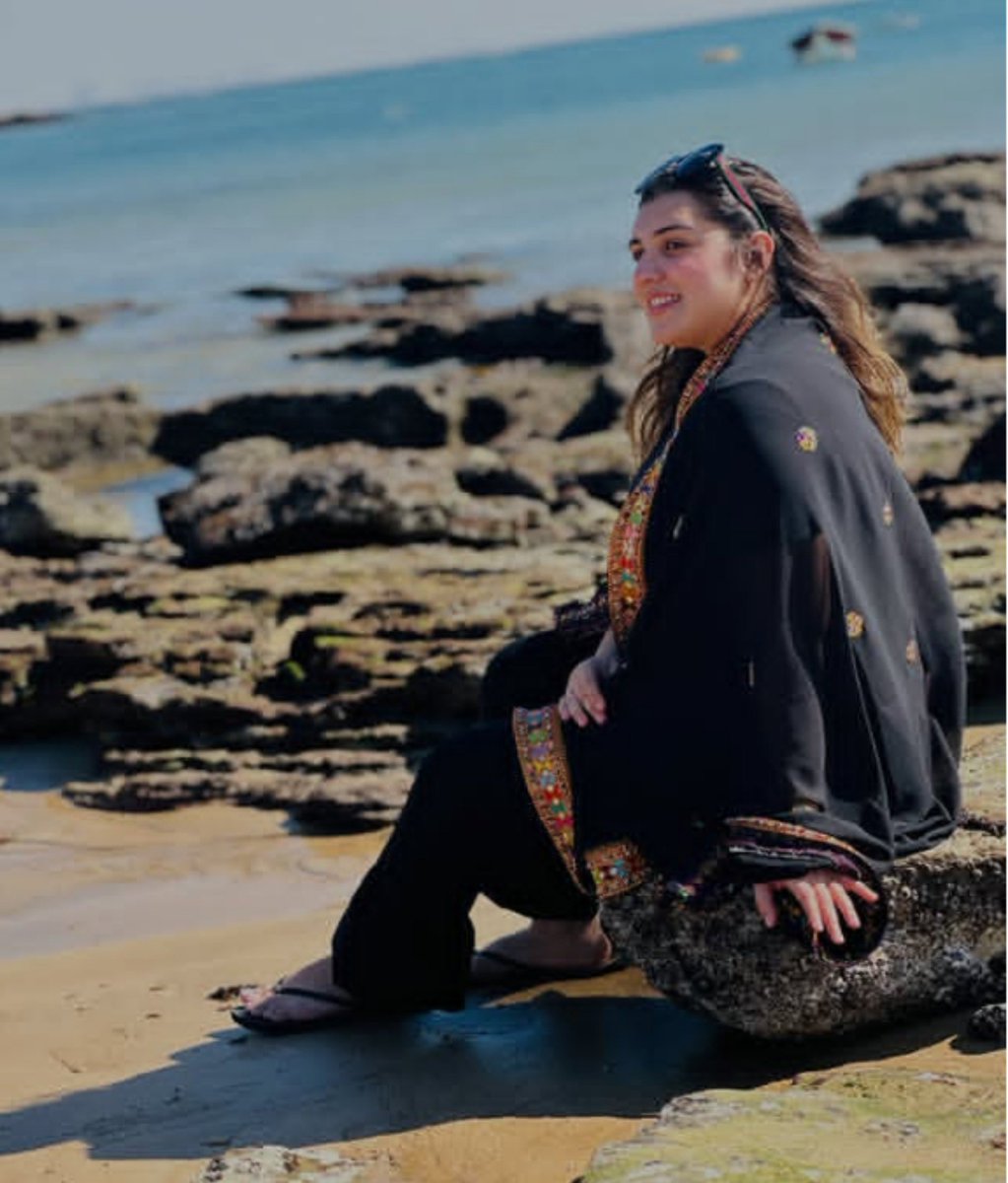 AqsaLeelaJamali's tweet photo. Watching the waves and forgetting the world for a while. https://t.co/kii1Zz4WxJ