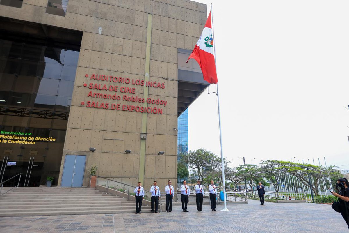 MinCulturaPe's tweet photo. 🇵🇪 El ministro de Cultura, Alberto Beingolea Delgado, encabezó el izamiento del Pabellón Nacional en nuestra sede central junto a la Compañía de Bomberos Cosmopolita n.° 11 de San Borja, representada por el Brigadier CBP Franco Calvo Tirado. https://t.co/jFUB1Oz7zI