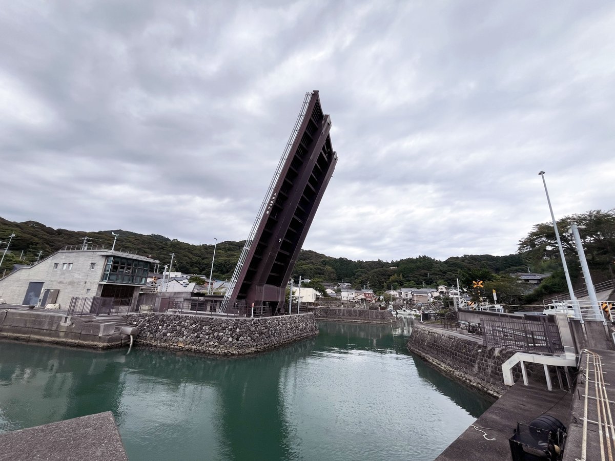 StarMirage's tweet photo. 高知県にある手結港可動橋が開閉する様子。
開閉にそれぞれ6分程かかる。音もなく静かに動く。
動画は8倍速。 https://t.co/TfuDHulzJ5