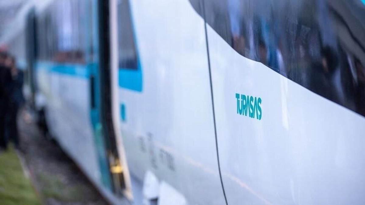 cnnturk's tweet photo. Milli Hızlı Tren'de ikinci setin üretimi sürüyor: Hedef iki yılda 14 set https://t.co/groUBWEMR4 https://t.co/xT66vPPtdm