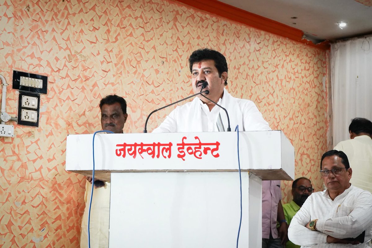 SanjayDRathods's tweet photo. आज दारव्हा येथे यवतमाळ जिल्हा मध्यवर्ती सहकारी बँकेच्या निवडणुकीच्या पार्श्वभूमीवर बळीराजा सहकार पॅनलच्या वतीने आयोजित प्रचारसभेत उपस्थित राहून मतदार बांधवांशी संवाद साधला.

बँकेच्या माध्यमातून शेतकरी बांधवांचे हित जपण्यासाठी आणि सहकार क्षेत्रा���्या विकासाला चालना [1/3] https://t.co/dHKpDJ5o8o