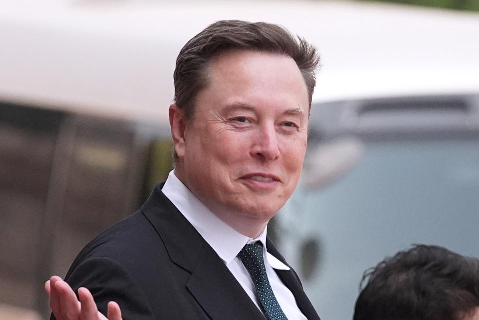 Forbes's tweet photo. Elon Musk Becomes A Trillionaire—Again—After SpaceX Stock Jumps
https://t.co/0T9EErQodR https://t.co/USI8Rj9XgI