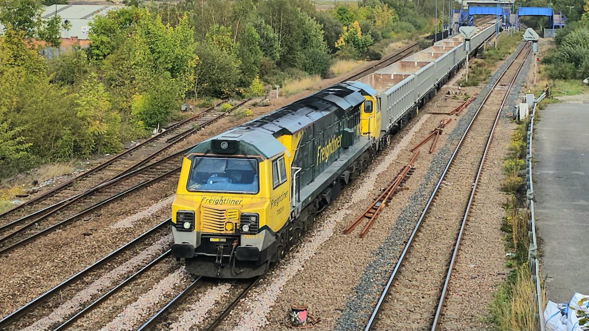 Harrod15S's tweet photo. 70011 through #Hatfield & #Stainforth this afternoon 5/10/26 working 4Z88 Grimsby Pyewipe road to Dowlow Quarry FLHH #class70 #HeavyHaul #Freightliner #trains https://t.co/mmHvEV1Bc0