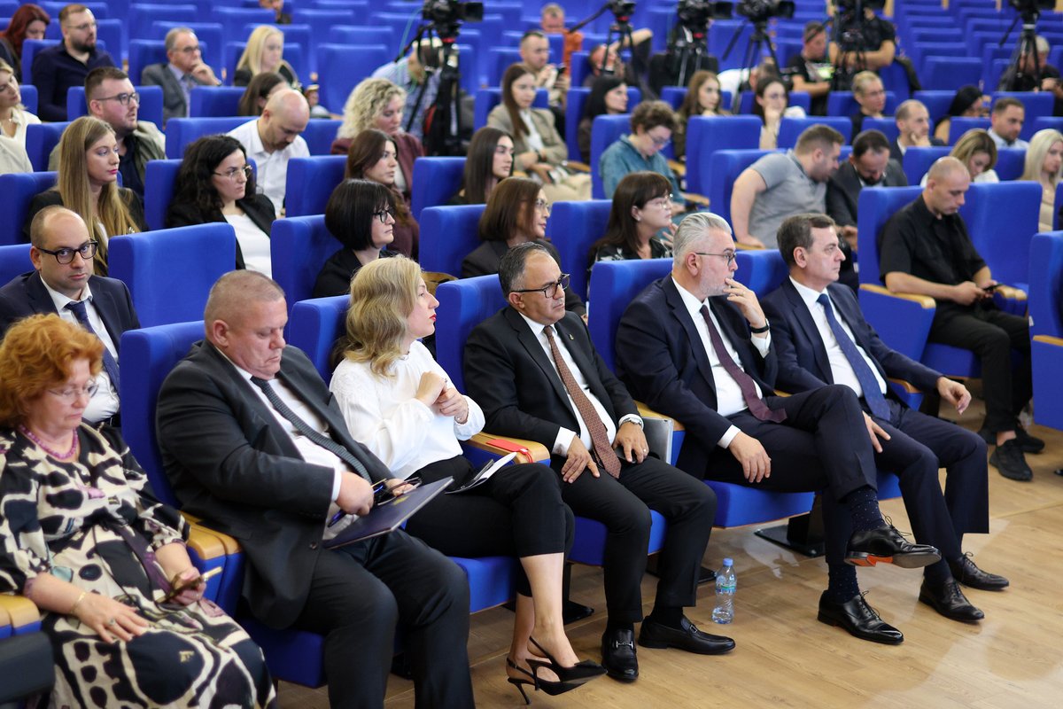 EUinAlbania's tweet photo. New magistrate candidates at the School of Magistrates in Tirana today began their new academic year.

EU Ambassador Sofia Moreira de Sousa addressed them, stressing the importance of the rule of law for Albania’s path towards EU membership and the important role they will play in the future of the country’s justice system.

“Your integrity and independence will be among the most important contributions you can make to the people you will serve. The justice system still needs to consolidate its efforts to improve judicial efficiency, maintain judicial independence and strengthen accountability. Without progress in the rule of law, the EU accession process cannot move forward. The EU is here to stand by you to achieve this goal”, said EU Ambassador Moreira de Sousa.