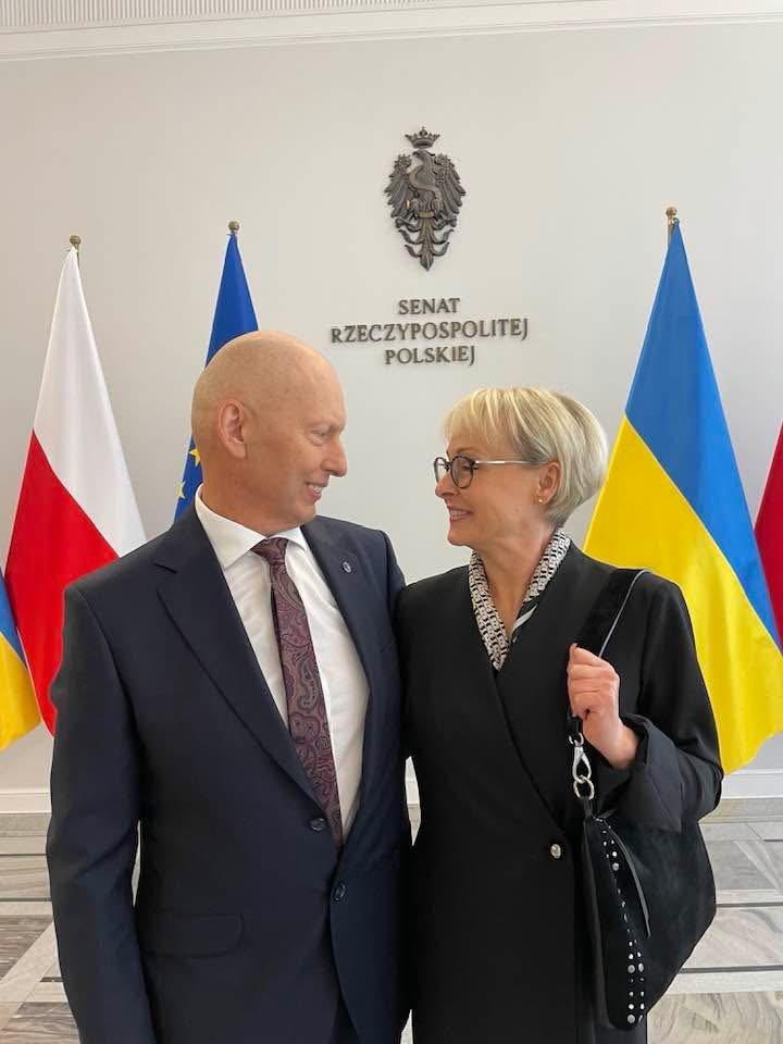 hennigkloska's tweet photo. „Komitet Wyborczy Wyborców Koalicji 15 Października” jest już zgłoszony do PKW. To pierwszy komitet zarejestrowany pod taką nazwą w wyborach do Parlamentu RP. Zgłoszenie oczywiście zostało dokonane w związku z wyborami uzupełniającymi do Senatu RP w okręgu nr 20 po zmarłym gen. Mirosławie Różańskim.

Koalicja ma jedną, wspólną  kandydatkę - Zdzisławę Różańską. 

Dziękuję wszystkim, którzy zaangażowali się w weekend w zbieranie podpisów. Teraz pełna mobilizacja.