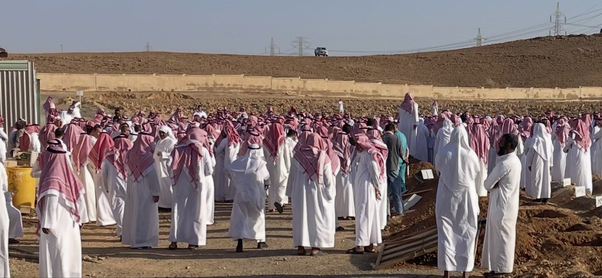 toa5968's tweet photo. ودعت محافظة المجمعة اليوم جنازتين مهيبتين  لأم وابنتها رحمهم الله واسكنهم فسيح جناته وسط حضور كبير  
ومشهد مؤثر؛ امتلأ الجامع الكبير بالمجمعة بالمصلين والمصليات .

سبحان الله… ما هذا القبول؟ وما سر هذا الحضور الكبير؟

إنها من الأمور الخفية التي لا يعلمها إلا الله ولعلها ثمرة أثرٍ طيب وسيرةٍ حسنة، وأعمالٍ خفية بين العبد وربه.
اللهم اجعل قبورهم روضة من رياض الجنة وضيفهم رحمتك . 🤲🏻