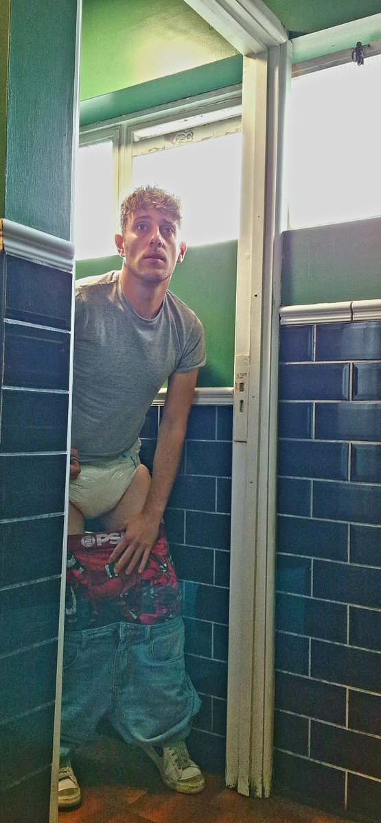 Dudleyboi1's tweet photo. You catch your mate like this. Whats do you do???? https://t.co/IzBxzVFexq