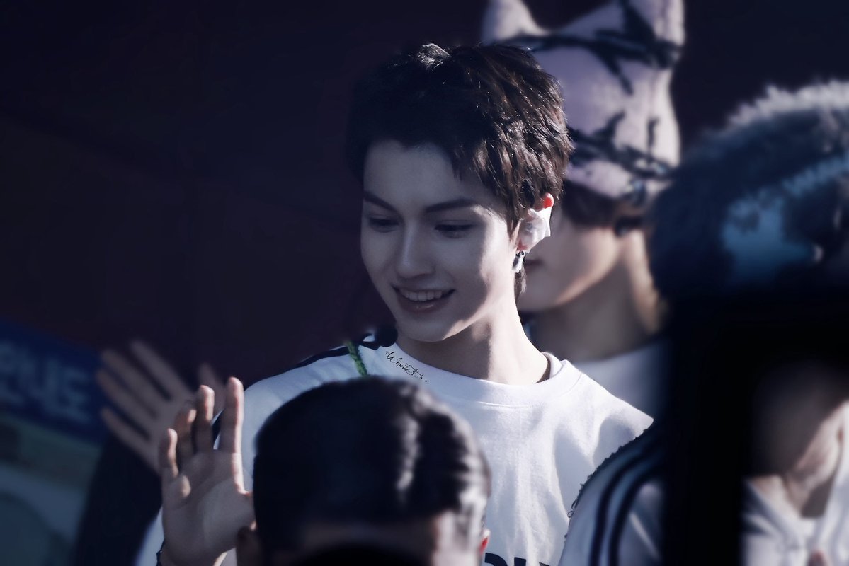 chrliest's tweet photo. everyone needs to know just how much Charlie loves his fans... look. the way he looks at fans so softly 🥺 and then smiles all sweet like that im actually melting 🥺 he deserves so much love.. my baby is so softly and full of love for everyone around him.. https://t.co/bNorl1xtOe