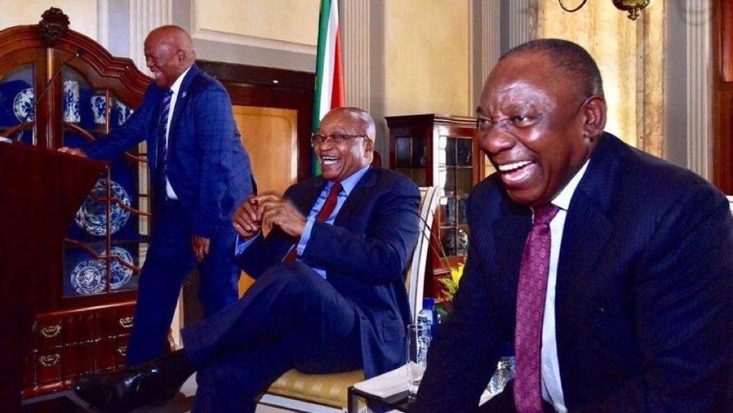 Isaiah_Stark17's tweet photo. Gwe ne boyfriend wo mukwata Android kati bwenabokeeza munyumba?? https://t.co/uyEJkCLPp8