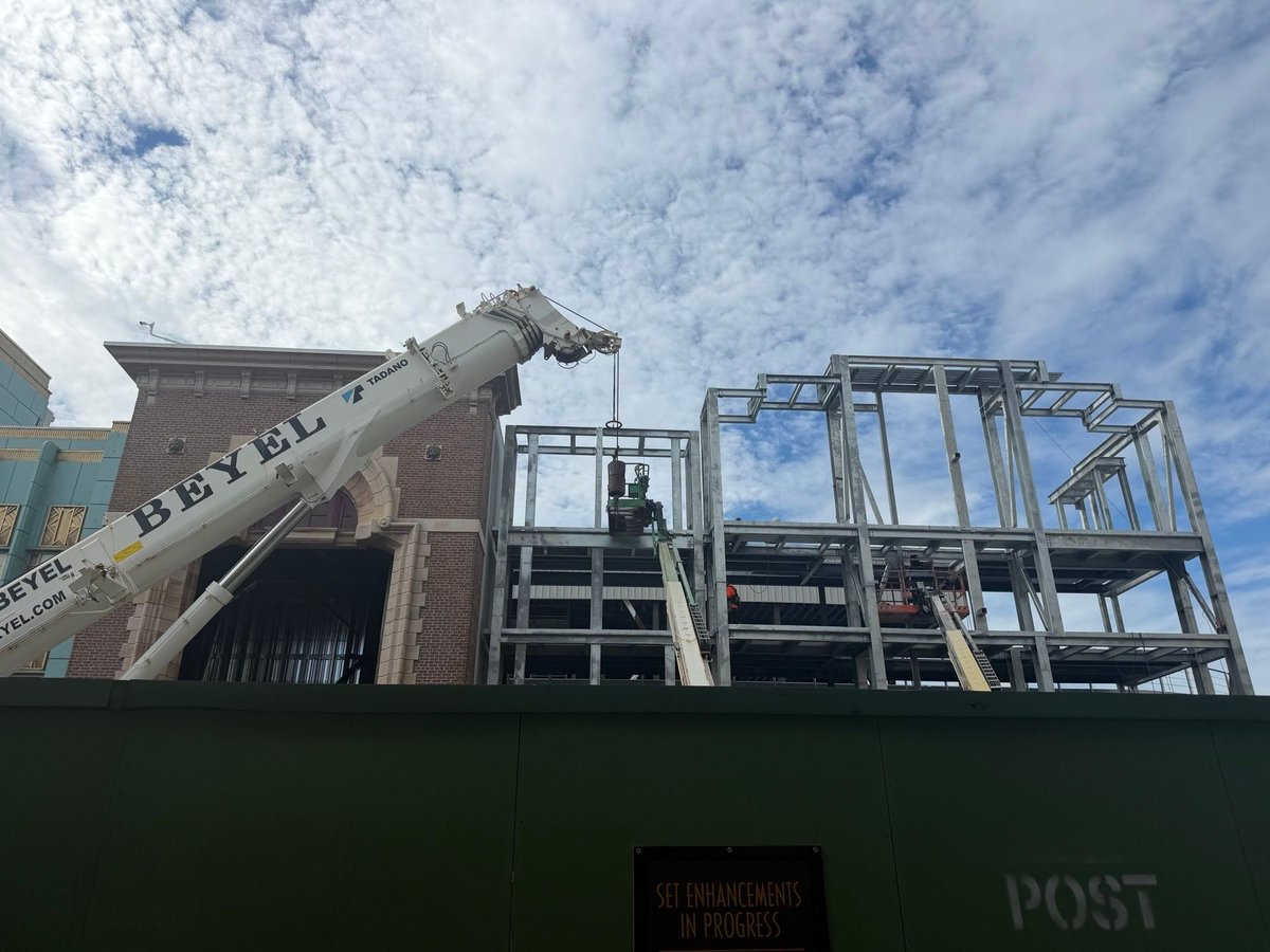 insideuniversal's tweet photo. Construction progress on the New York facade extension over by Fast &amp; Furious: Hollywood Drift. @UniversalORL https://t.co/n3mxNWNYh6