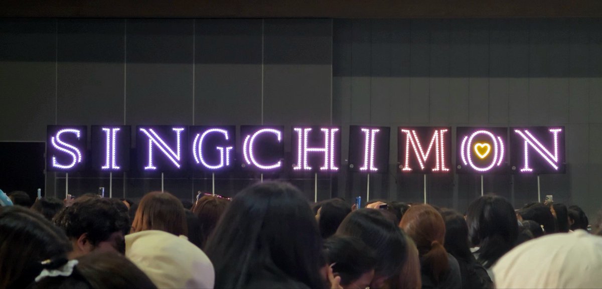 mawmhuy's tweet photo. ปกติป้ายคู่เขาจะคนละดีไซน์ปะ แต่ดูของซิงชิม่อนดิ ทำมาเพื่อวางคู่กันจริง ๆ อะ🥹 https://t.co/xNgBWv8k6k