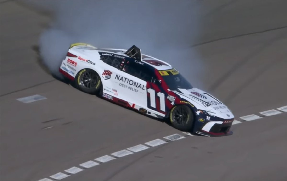 DennyDelivers2's tweet photo. i genuinely still can’t get over how this “damage” took a top 5 car and relegated it into a mid 17th place car… 

this car is so backwards man… https://t.co/5s5CbQZ1Yw