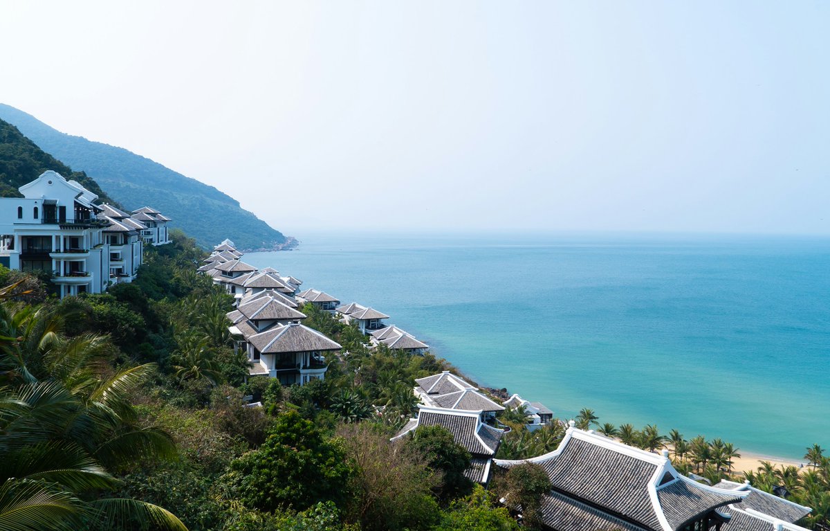 sinostacks's tweet photo. In Da Nang, the 150-meter Golden Bridge is cradled by two giant hands. 🤲

The city also has a turquoise bay, a white Guanyin statue above the trees, and a dragon spanning the Han River.

#vietnam https://t.co/ybys8haXi0