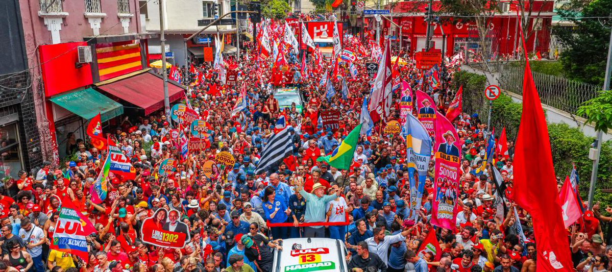 samiabomfim's tweet photo. Não há tempo a perder, vamos pra cima!

O resultado do primeiro turno é grave, agora temos 21 dias para organizar uma virada antifascista e cumprir nossa tarefa histórica de eleger Lula e impedir que a extrema direita avance para a presidência do nosso país.

Precisamos afastar o desânimo, ter senso de urgência e centrar todos os esforços para virar votos e reduzir as abstenções, que foram muitas.

Está em nossas mãos. Contem comigo, conto com vocês. Vamos à luta!