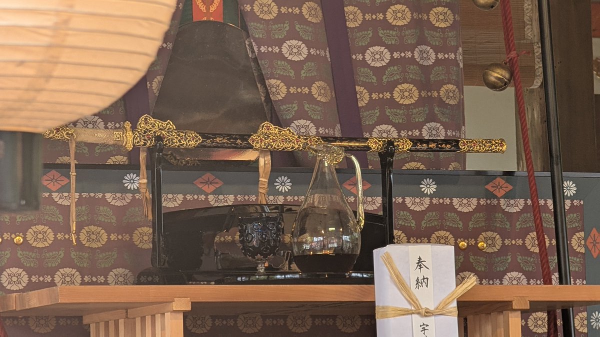 kubira_taisho's tweet photo. 今年の転害会、御鳳輦の前には素通りできないお供えが置かれておりました。気づいた方はいるかな？
これを見ただけで震えた。御鳳輦が出なくても、きっと八幡様はお喜びだったに違いない。
宇佐のワイン、楽しんでいただけたかな？ https://t.co/1Tjs9TJWBN