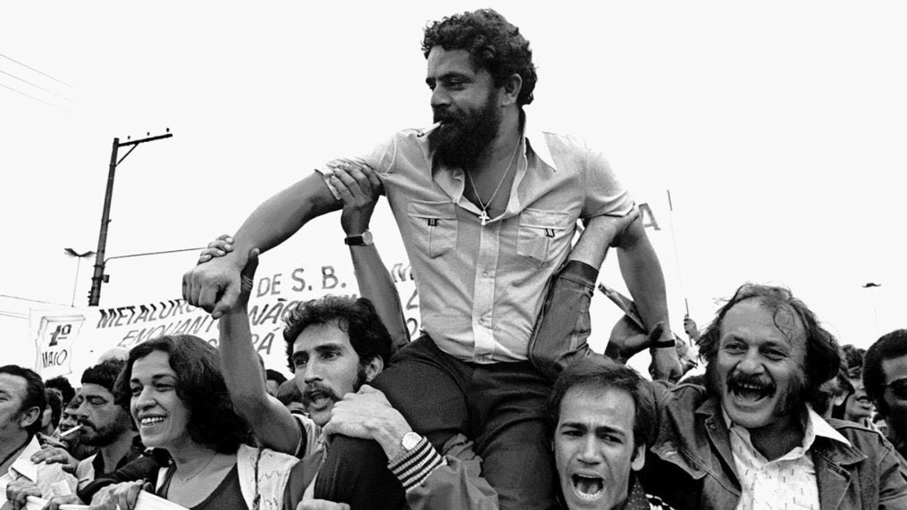 heidi_belikov's tweet photo. Quienes conocemos la historia de Lula vemos esa mano izquierda de 4 dedos sobre la bandera de Brasil y se nos hace un nudo en la garganta.

Empezó a trabajar a los 12 años. 
A los 14 ya estaba en una fábrica y después se convirtió en obrero metalúrgico. A los 18, una prensa le destrozó el meñique de la mano izquierda. Pasó horas buscando atención médica, tuvieron que amputárselo y 13 días después volvió a trabajar.

En 1975, sus compañeros lo eligieron presidente del sindicato metalúrgico con el 92% de los votos. Llegó a representar a 100 mil trabajadores y encabezó huelgas de alrededor de 170 mil.

En 1980, la dictadura militar brasileña, bajo el general João Figueiredo, lo encarceló durante 31 días por su liderazgo obrero.

Esa mano cuenta una historia de clase.
Del dolor nació organización. 
De la organización, lucha. 
Y de la lucha obrera nació Lula.