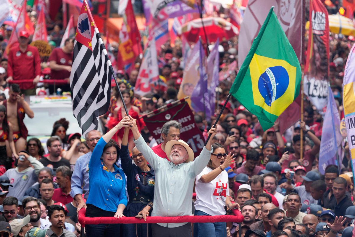 heidi_belikov's tweet photo. Quienes conocemos la historia de Lula vemos esa mano izquierda de 4 dedos sobre la bandera de Brasil y se nos hace un nudo en la garganta.

Empezó a trabajar a los 12 años. 
A los 14 ya estaba en una fábrica y después se convirtió en obrero metalúrgico. A los 18, una prensa le destrozó el meñique de la mano izquierda. Pasó horas buscando atención médica, tuvieron que amputárselo y 13 días después volvió a trabajar.

En 1975, sus compañeros lo eligieron presidente del sindicato metalúrgico con el 92% de los votos. Llegó a representar a 100 mil trabajadores y encabezó huelgas de alrededor de 170 mil.

En 1980, la dictadura militar brasileña, bajo el general João Figueiredo, lo encarceló durante 31 días por su liderazgo obrero.

Esa mano cuenta una historia de clase.
Del dolor nació organización. 
De la organización, lucha. 
Y de la lucha obrera nació Lula.