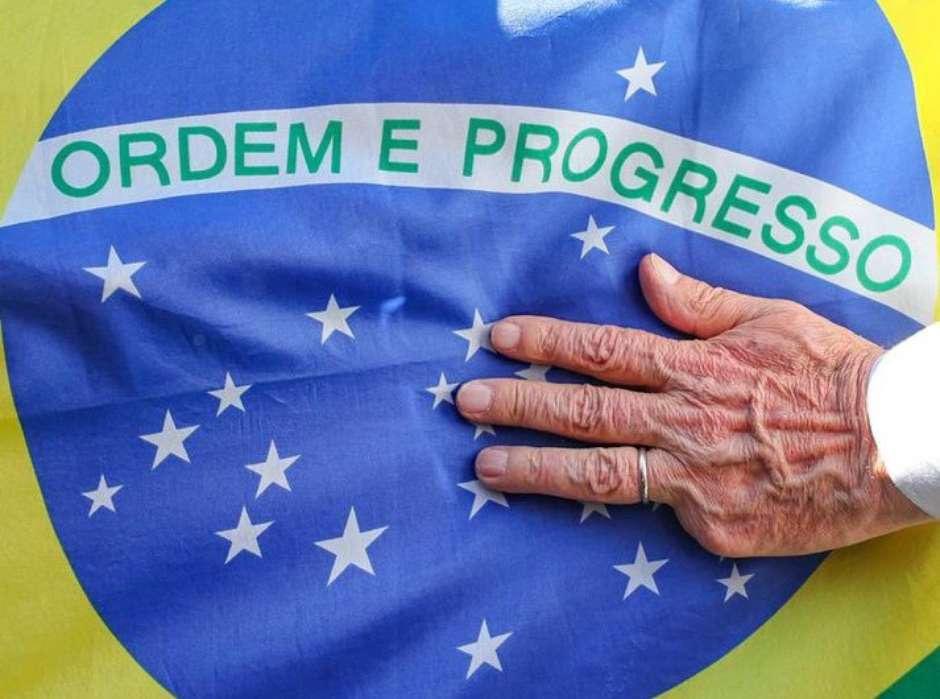 heidi_belikov's tweet photo. Quienes conocemos la historia de Lula vemos esa mano izquierda de 4 dedos sobre la bandera de Brasil y se nos hace un nudo en la garganta.

Empezó a trabajar a los 12 años. 
A los 14 ya estaba en una fábrica y después se convirtió en obrero metalúrgico. A los 18, una prensa le destrozó el meñique de la mano izquierda. Pasó horas buscando atención médica, tuvieron que amputárselo y 13 días después volvió a trabajar.

En 1975, sus compañeros lo eligieron presidente del sindicato metalúrgico con el 92% de los votos. Llegó a representar a 100 mil trabajadores y encabezó huelgas de alrededor de 170 mil.

En 1980, la dictadura militar brasileña, bajo el general João Figueiredo, lo encarceló durante 31 días por su liderazgo obrero.

Esa mano cuenta una historia de clase.
Del dolor nació organización. 
De la organización, lucha. 
Y de la lucha obrera nació Lula.