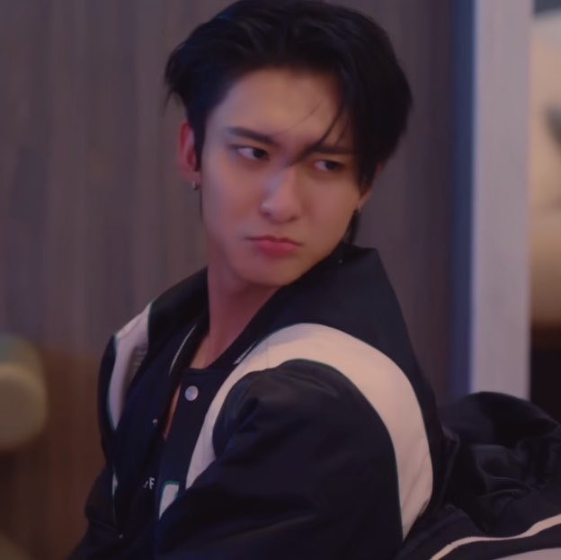 ryunpatji's tweet photo. acting so good people forgot that he can be evil and be a clingy bf at the same time https://t.co/l7pXDaJglA