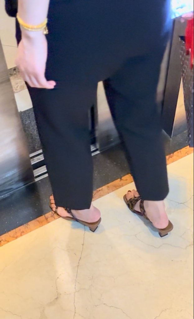 44saolou's tweet photo. part8.
这个女主大家应该不陌生了吧，摸清女主下班时间提前蹲守没一会就来了，骚气的豹纹凉鞋，刚拖下来立马拿去楼道玩了，玩完放回去之后在门外听到一会要出去散步，立马在楼下进行蹲守，果然看到女主穿着刚打完得骚鞋出门了 那种爽感直冲脑门 要进群的抓紧哈 国庆期间79进群.#射鞋 #打胶 https://t.co/YWo5cgIGsh