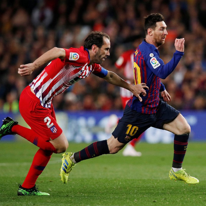 futtmais's tweet photo. Diego Godín fala sobre ter enfrentado Lionel Messi:

"Tive a desgraça de jogar na mesma época que ele. Guardo uma infinidade de lembranças disso.

Um dia me disseram que eu fazia parte dos jogadores que mais o enfrentaram ao longo de suas carreira, então imagine o número de histórias que eu poderia contar. 43 partidas para apenas 2 vitórias."

🗞️ @RMCsport