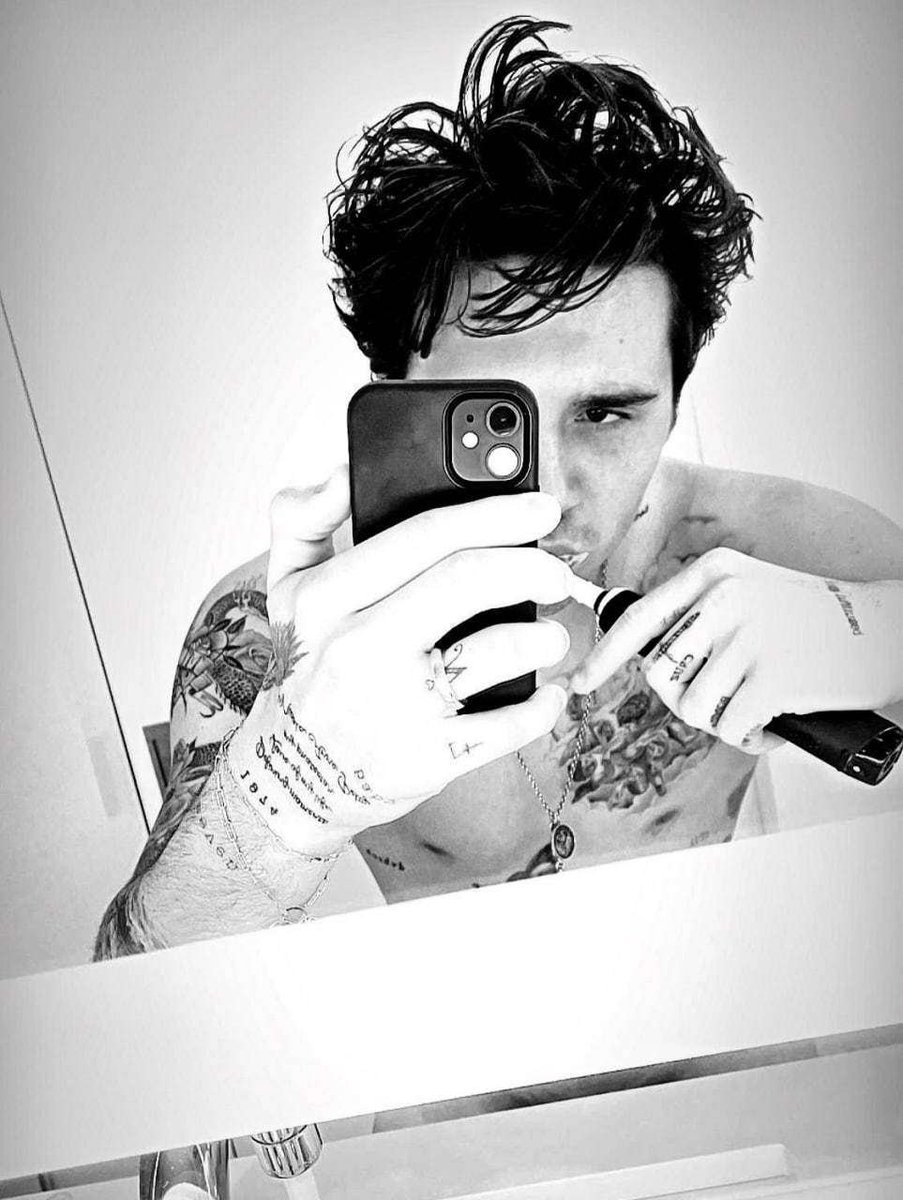 jaymalecelebs's tweet photo. That time Brooklyn Beckham showed his hairy bush 😜🤭 https://t.co/8Nos6mfgIL