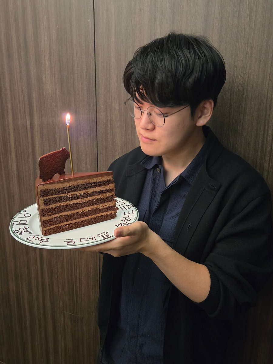 wkdnxis's tweet photo. 너뮤예쁘다…😭😭     근데케이크 ㅈㄴ큼 https://t.co/hPh80GYNHQ