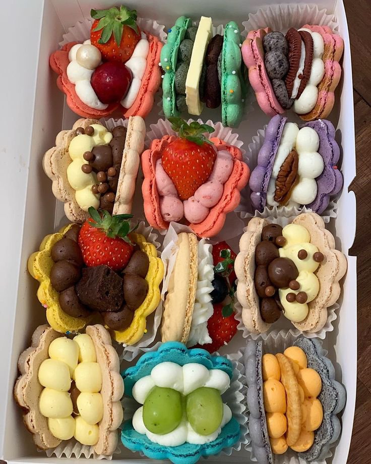 PenantiRanu's tweet photo. Ada yang masih bangun buat ngobrol dan tertarik makan yang manis-manis? :) tadi waktu berangkat mau ke stasiun nggak sengaja beli banyak. Yang mau boleh ambil, ya. Minumnya beli sendiri. (ˊᗜˋ) https://t.co/kn6ysuZzlq