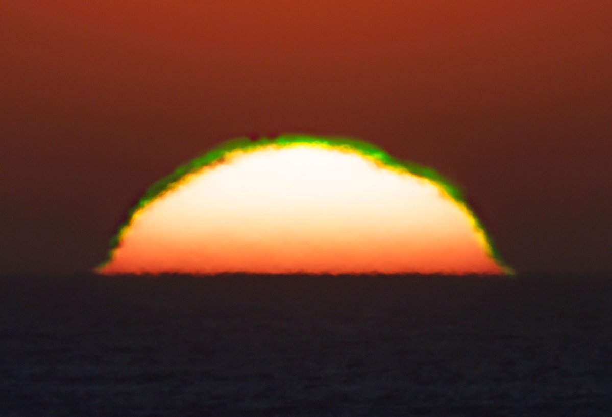 earthskyscience's tweet photo. Have you ever seen a green glow at the top edge of the sun? That's the #greenflash. If you haven’t seen one yet, you can! Here are a few tips to help you spot it:
https://t.co/ytV66lFVNV 

Jelieta Walinski captured this one on September 26. Thank you!
https://t.co/QFUhc9N7GW https://t.co/tZMOk01scL