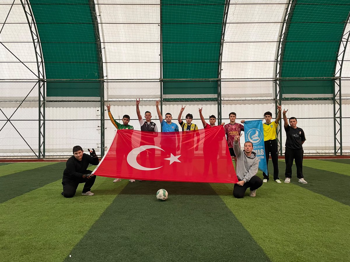 Sivasulkuooob58's tweet photo. Sivas Ülkü Ocakları Ortaöğretim Birimi Olarak, Teşkilatımız ile Birlikte Halı Saha etkinliği gerçekleştirdik. 
Kazanan Ülküdaşlık Oldu.
@ayyildirim1 
@MelihArslaner1 
@bahadrgkmn 
@MertYigit5800 https://t.co/UsDhMzmRab