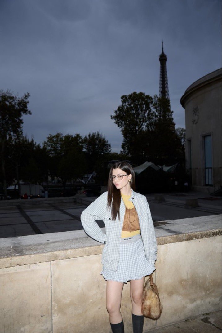 Freenbeck33's tweet photo. She’s so beautiful, oh my God!! 😭🫠

#MiuMiuSS27xBecky #MiuMiuSS27
#MiuMiuPFWxBecky
#beckysangels #BeckyArmstrong https://t.co/Lm0W56mVnd