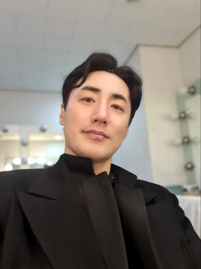 moktanblack's tweet photo. 솔직히 이사진 첨볼때 구도 진짜 황당하네라고 생각했는데
이제는 구도 뚫고 나오는 미남의 모든조건에 황당하다
(+ 깨알 머리고정핀) https://t.co/ExN5zBpNiJ