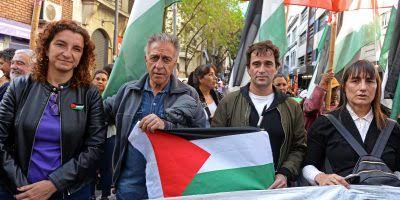 ViejoLibertario's tweet photo. ¿POR QUÉ SON ANTISIONISTAS?

Antes que nada, una aclaración: soy agnóstico y no tengo una adhesión incondicional a Israel ni a su gobierno. Trato de analizar los hechos por sus antecedentes y sus consecuencias, sin confundir a un pueblo con una religión ni con las decisiones de un Estado.

Para entender la inclinación antisionista de parte de la izquierda marxista, tanto en Argentina como en otros países (ellos tienen directrices internacionales, no nos engañemos), hay que mirar a Moscú.

La URSS primero apoyó la creación de Israel. Cuando Israel se acercó a Occidente, pasó de posible aliado a enemigo del imperialismo. Y a partir de ahí, los soviéticos despechados, usaron todo su aparato de propaganda para instalar a Israel como enemigo público.

El juicio de Slánský, en 1952 (tema para googlear: 14 integrantes del Partido Comunista de Checoslovaquia, acusados falsamente de traición a la república socialista; 11 condenados a muerte y 3 a prisión perpetua), fue una farsa para acusarlos de una conspiración "sionista". 

El resultado: Instalar que dicha conspiración existió.

Desde 1967, la propaganda soviética difundió la asociación entre sionismo, imperialismo, racismo y nazismo. De hecho, la mismísima ONU (¡cuándo no!) emitió en 1975 una resolución que declaraba al sionismo como una forma de racismo. (eso duró hasta 1991)

Parte de la izquierda heredó ese esquema: Israel representa al opresor occidental; sus adversarios, a los oprimidos. Y con ese reparto de roles, algunos terminan disculpando atrocidades del bando que consideran el "bueno". Ejemplos de esto, sobran.

Saludos
Hugo Villada (EVL)
