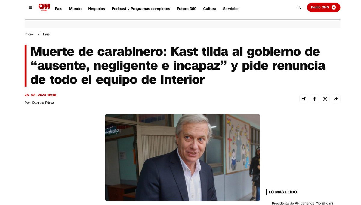 gonzalowinter's tweet photo. Ante la lamentable muerte de un carabinero, el presidente del partido de José Antonio Kast dice que no se puede politizar la muerte de un carabinero, que eso no corresponde y que a nadie podría ocurrírsele. Incluso afirma que nunca ha visto que alguien pida renuncias por la muerte de un carabinero.

Sin exagerar, la politización de la muerte de carabineros, la exigencia de renuncias tras cada fallecimiento y la instalación de la idea de que cada víctima de la delincuencia, y cada carabinero muerto en servicio, era responsabilidad directa del gobierno y del Presidente de la República fueron parte central de la estrategia opositora de José Antonio Kast durante el gobierno anterior.

Es impresionante que hoy puedan decir exactamente lo contrario sin que eso provoque siquiera un escándalo.
