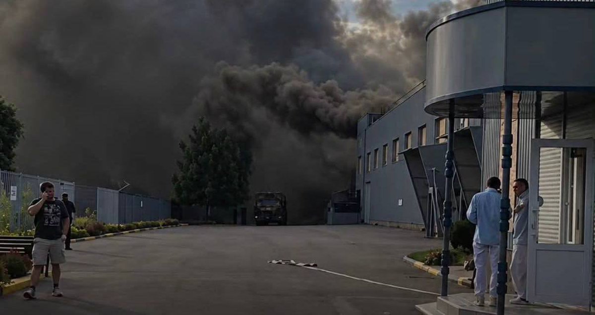 victoriaslog's tweet photo. Russians are deliberately creating a humanitarian disaster by destroying pharmaceutical factories.

They also killed at least one worker.

📍Sumy 🇺🇦 https://t.co/OUkgJk7gdE