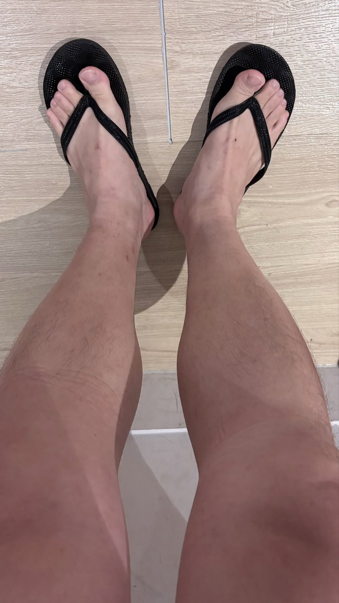 tani1992bear's tweet photo. 下雨騎車好冰🥶

#gayfeet #malefeet https://t.co/YATRr8xBYE