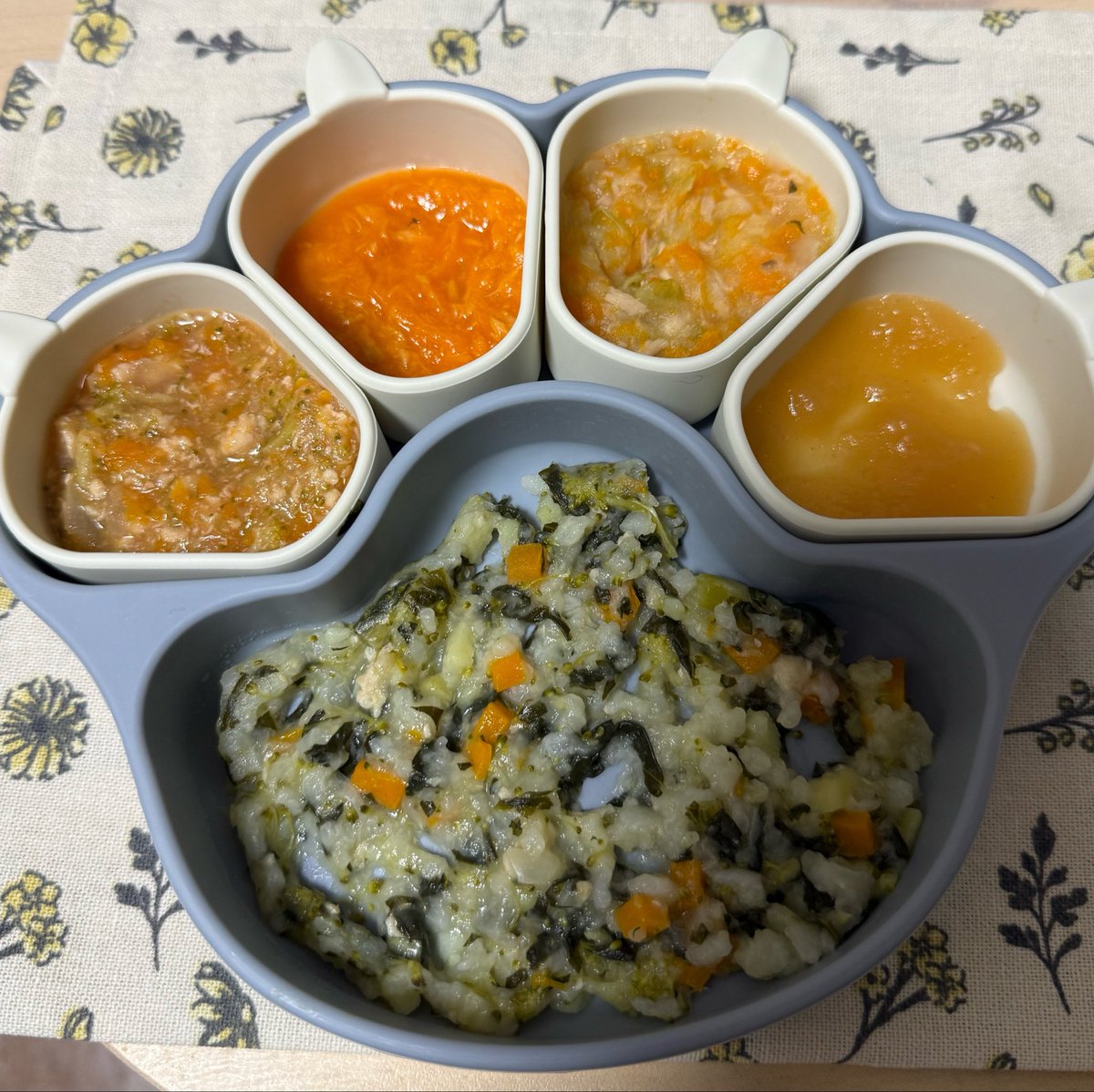 neco_JIK's tweet photo. 71日目
・やさいがゆ🌾50g
・さつまいも🍠15g
・豆腐 2g（病院の指示通り）
次の3gまでは病院の指示通りに💪

2回食
・野菜がゆ🌾50g
・ミネストローネ風🥣30g
・にんじんツナ🥕🐟15g
・ポテサラ風🥔30g
・りんご🍎10g
色味がすっっごい似た感じになってしまった😂 https://t.co/Hh3FxKDp3M