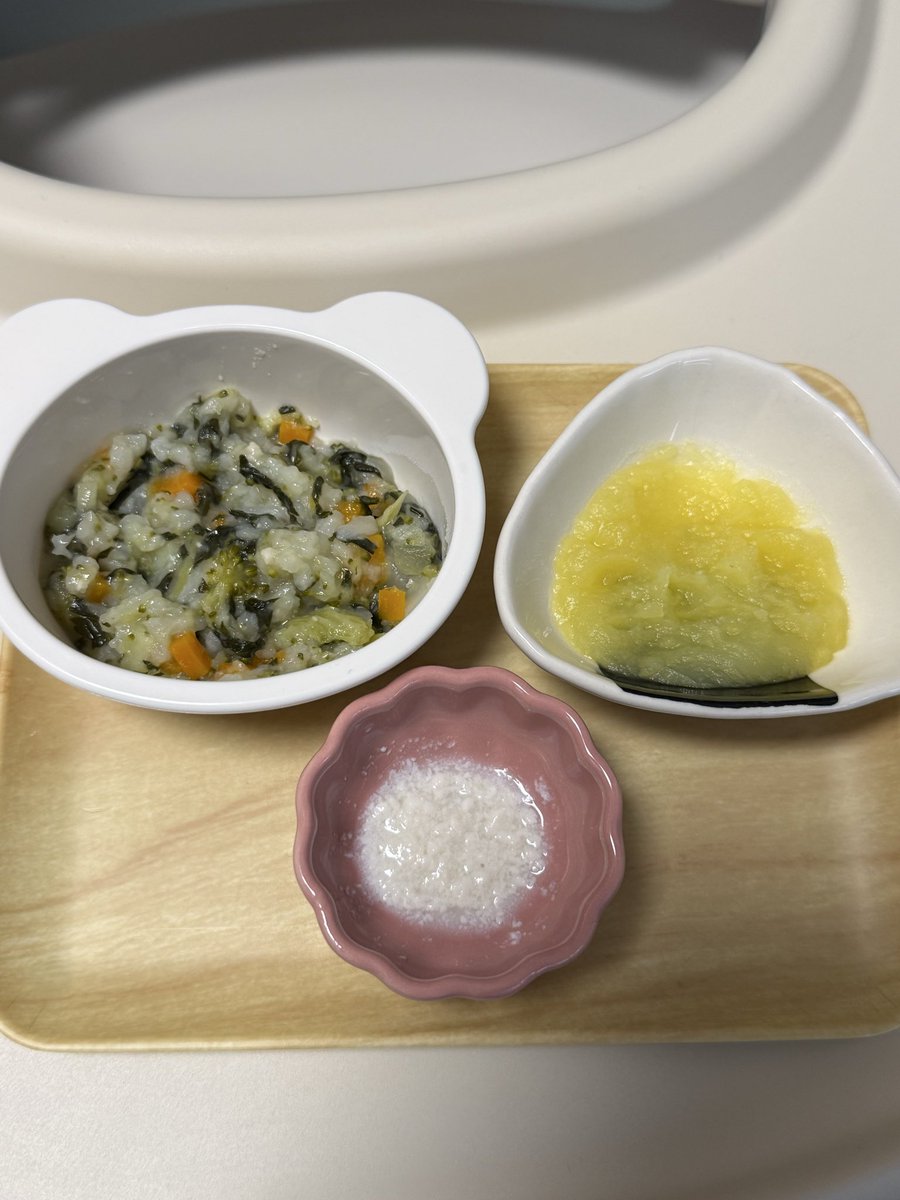 neco_JIK's tweet photo. 71日目
・やさいがゆ🌾50g
・さつまいも🍠15g
・豆腐 2g（病院の指示通り）
次の3gまでは病院の指示通りに💪

2回食
・野菜がゆ🌾50g
・ミネストローネ風🥣30g
・にんじんツナ🥕🐟15g
・ポテサラ風🥔30g
・りんご🍎10g
色味がすっっごい似た感じになってしまった😂 https://t.co/Hh3FxKDp3M