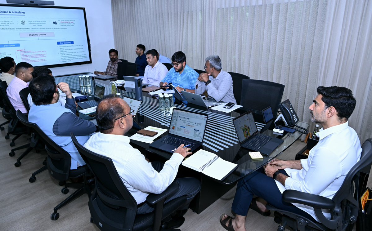 naralokesh's tweet photo. ఉండవల్లి నివాసంలో పాఠశాలల్లో మౌలిక వసతులు, స్కిల్ డెవలప్‌మెంట్ శాఖలపై సమీక్ష నిర్వహించాను. ప్రభుత్వ పాఠశాలల్లో మౌలిక సదుపాయాల కల్పనకు ప్రభుత్వం పెద్దపీట వేస్తోంది. ఏడాదిలోగా వన్-స్టార్ పాఠశాలలన్నింటినీ టూ-స్టార్ స్థాయికి అప్‌గ్రేడ్ చేయాలి. 2029 నాటికి ప్రభుత్వ పాఠశాలలన్నింటిలోనూ 4-స్టార్ మౌలిక సదుపాయాలు కల్పించాలని నిర్దేశించాను. ప్రధానమంత్రి కౌశల్ వికాస్ యోజన పథకం ద్వారా విద్యార్థులకు నైపుణ్య శిక్షణ ఇచ్చేందుకు చర్యలు చేపట్టాలని ఆదేశించాను.