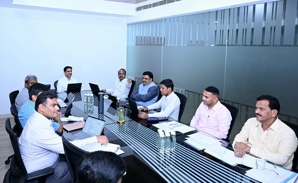 naralokesh's tweet photo. ఉండవల్లి నివాసంలో పాఠశాలల్లో మౌలిక వసతులు, స్కిల్ డెవలప్‌మెంట్ శాఖలపై సమీక్ష నిర్వహించాను. ప్రభుత్వ పాఠశాలల్లో మౌలిక సదుపాయాల కల్పనకు ప్రభుత్వం పెద్దపీట వేస్తోంది. ఏడాదిలోగా వన్-స్టార్ పాఠశాలలన్నింటినీ టూ-స్టార్ స్థాయికి అప్‌గ్రేడ్ చేయాలి. 2029 నాటికి ప్రభుత్వ పాఠశాలలన్నింటిలోనూ 4-స్టార్ మౌలిక సదుపాయాలు కల్పించాలని నిర్దేశించాను. ప్రధానమంత్రి కౌశల్ వికాస్ యోజన పథకం ద్వారా విద్యార్థులకు నైపుణ్య శిక్షణ ఇచ్చేందుకు చర్యలు చేపట్టాలని ఆదేశించాను.
