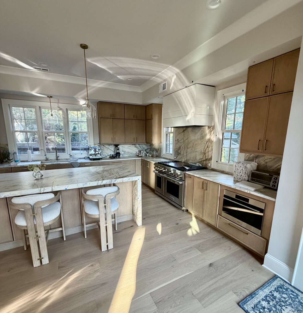 CharlotteCabin2's tweet photo. A kitchen transformation, down to the details. 🤎

Our installation included:
✔️ Kitchen cabinet installation
✔️ Integrated microwave installed into the cabinetry
✔️ Refrigerator front panel installation
✔️ Cabinet doors and hardware
✔️ Precise leveling and alignment https://t.co/1s6Yg8qbKc