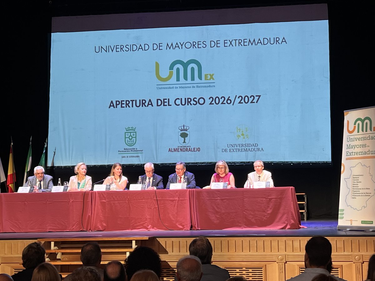 infouex's tweet photo. 🎓 La Universidad de Mayores de Extremadura inicia el curso con récord de 4.725 estudiantes y presencia en 11 sedes
📈 La @umexunex ha triplicado su alumnado en los últimos cuatro cursos
🏅 Entrega de 98 diplomas y lección inaugural de Alfonso Pinilla

ℹ️https://t.co/NNTtTlF6RI https://t.co/OTGkKKdBvE