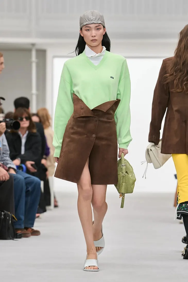 designscene's tweet photo. Loewe SS27 Builds a Wardrobe From New England and Spain - See more here: https://t.co/o41HWtZvBq

#Loewe SS27 develops Jack McCollough and Lazaro Hernandez’s vision of the house through a wardrobe grounded in real life. Presented in Paris, the collection marks their third show for Loewe and focuses on clothing shaped by the body, personal experience and the physical sensation of fabric.

Photo Courtesy of Loewe

#PFW