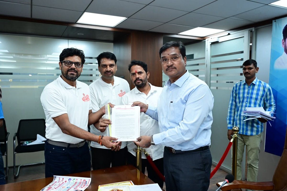JSPTelangana's tweet photo. హైదరాబాద్‌లోని చెరువుల పరిరక్షణ, పునరుద్ధరణతో పాటు ప్రజలకు సంబంధించిన పర్యావరణ సమస్యలపై జనసేన పార్టీ తెలంగాణ జనవాణి గ్రీవెన్స్ రిజల్యూషన్ సెల్ ద్వారా HYDRAA ప్రజావాణిలో వినతిపత్రం అందించడం జరిగింది.

ప్రధానంగా ఆర్.కే. పురం చెరువు పునరుద్ధరణ అంశాన్ని అధికారుల దృష్టికి తీసుకెళ్లడం జరిగింది. జనసేన పార్టీ చేసిన సూచనలను పరిశీలించి, అవసరమైన చోట పునరుద్ధరణ కార్యక్రమాల్లో భాగం చేస్తామని HYDRAA కమిషనర్ సానుకూలంగా స్పందించారు.

అదేవిధంగా GHMC పరిధిలో భూగర్భ జలాల్లో ఫ్లోరైడ్, నైట్రేట్ కాలుష్యం సమస్యను కూడా ప్రస్తావించి, ప్రజల ఆరోగ్యం మరియు పర్యావరణ పరిరక్షణ దృష్ట్యా సంబంధిత శాఖలు తగిన చర్యలు చేపట్టాలని జనసేన పార్టీ కోరింది.

#JanaVaniJanaSenaBharosa #JanaSenaTelangana #JSPForTelangana