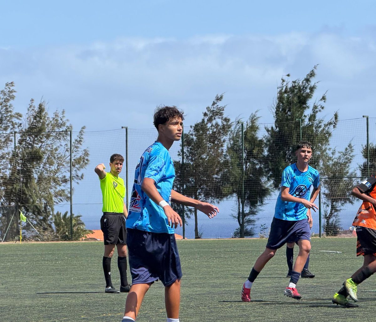 UDValsequillo's tweet photo. 𝐂𝐀𝐃𝐄𝐓𝐄 // Gran triunfo a domicilio 💙
Nuestro Cadete firmó una gran victoria fuera de casa frente a Las Huesas. ¡Seguimos creciendo y sumando! 💪🏼
🟠 U.D. Las Huesas 1
🔵 U.D. Valsequillo 4
#vamosvalsequillo⚽️💙
#súbetealtren🚂 https://t.co/k0ax6erPDI