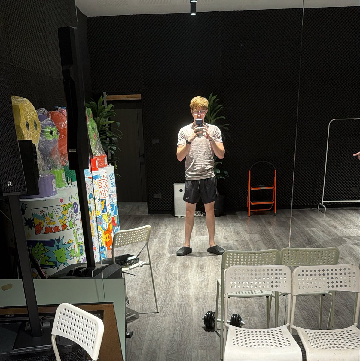 cutyneedvoramet's tweet photo. เธอมีกระเป๋าหลุยพาดที่แขน  ส่วนฉันเสื้อปุ๋ยไม่มีแบรนด์ https://t.co/CJhAfwWTrb
