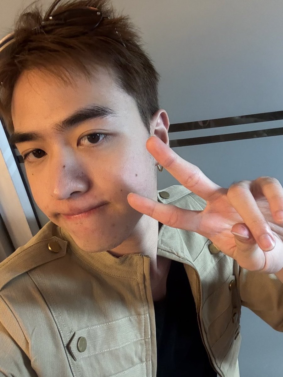 cutyneedvoramet's tweet photo. เธอมีกระเป๋าหลุยพาดที่แขน  ส่วนฉันเสื้อปุ๋ยไม่มีแบรนด์ https://t.co/CJhAfwWTrb